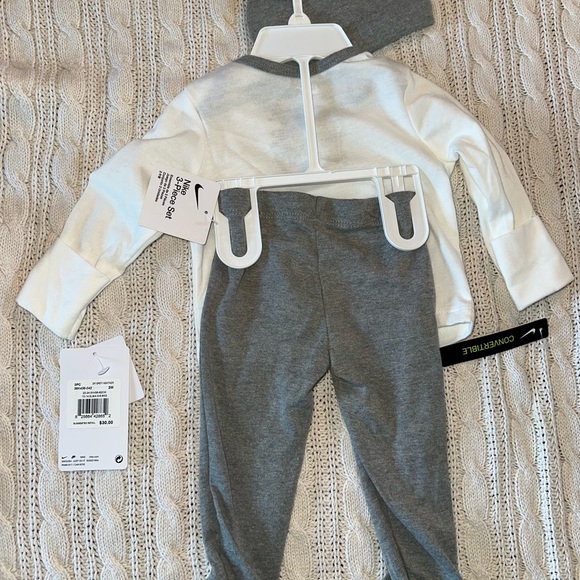 Nike Infant Set in White and Gray - Picture 4 of 4